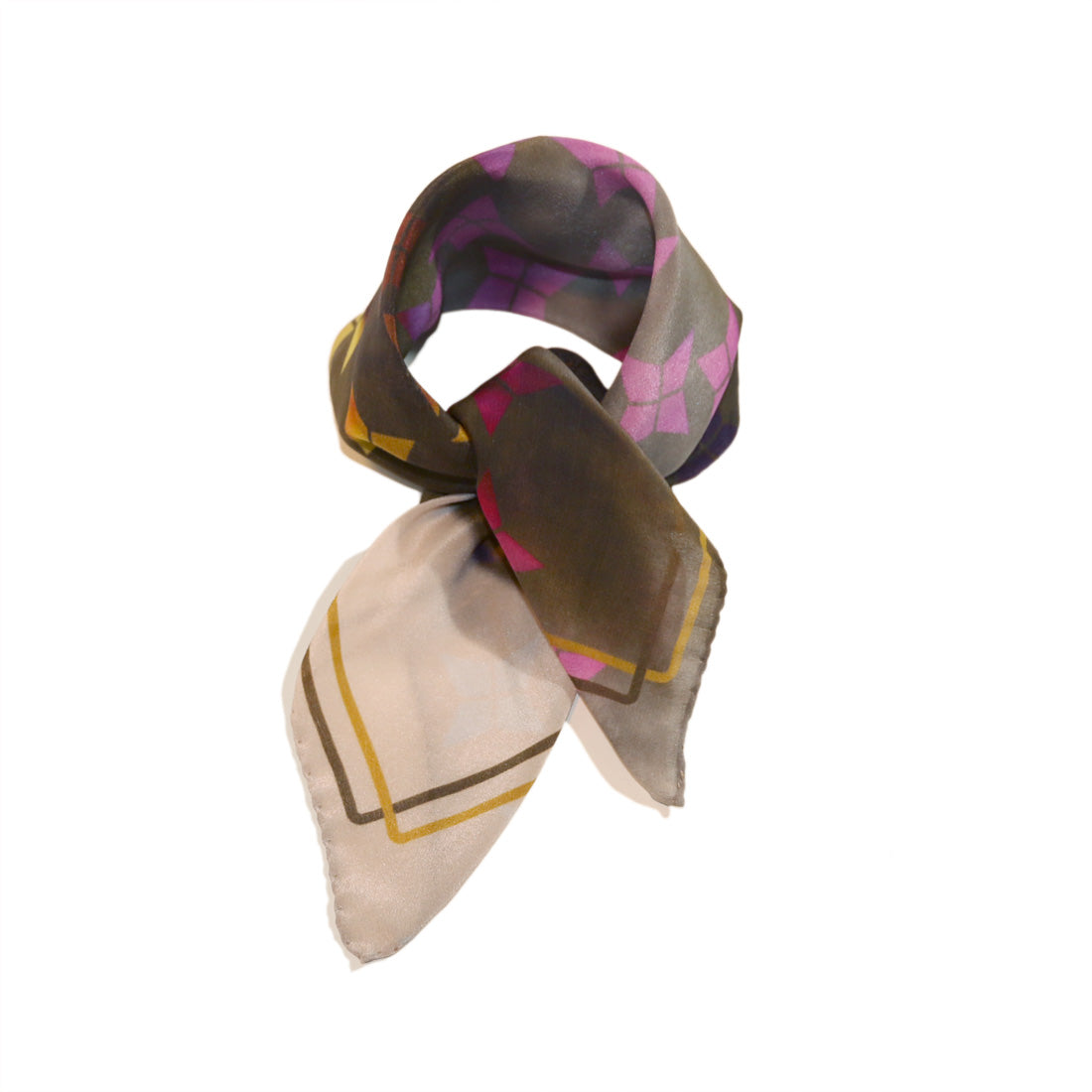Foulard soie avec imprimé multicolore; Silk scarf with delicate and stylish print.