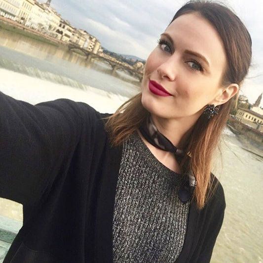 Shop Luxury Fashion Scarf Style Paris, Taipei & Tokyo. Stylish neck scarf styles for women! Go for Isetan & Le Bon Marché! Carré soie haut de gamme.