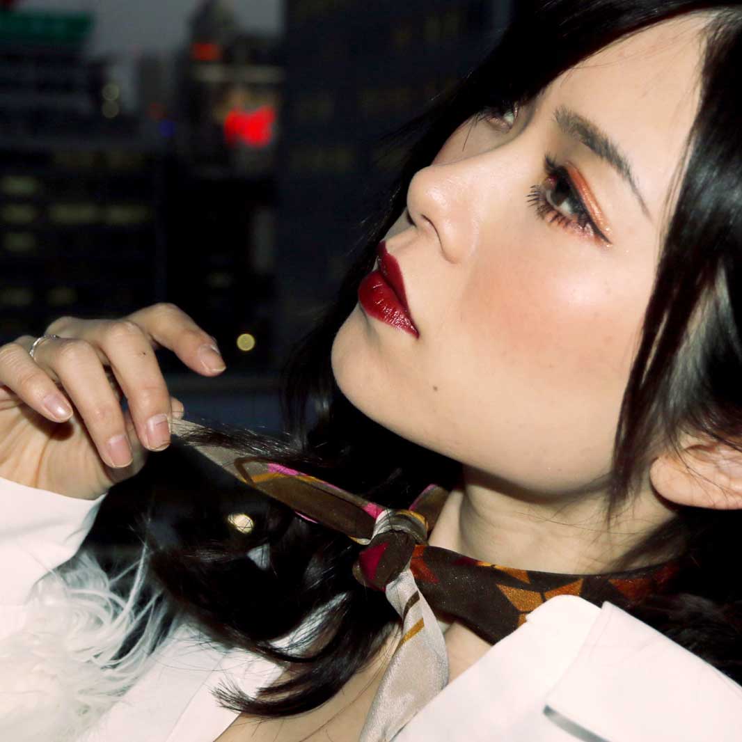 Foulard soie sobre et tendance; Scarf style low-key elegance from a friend of mine.