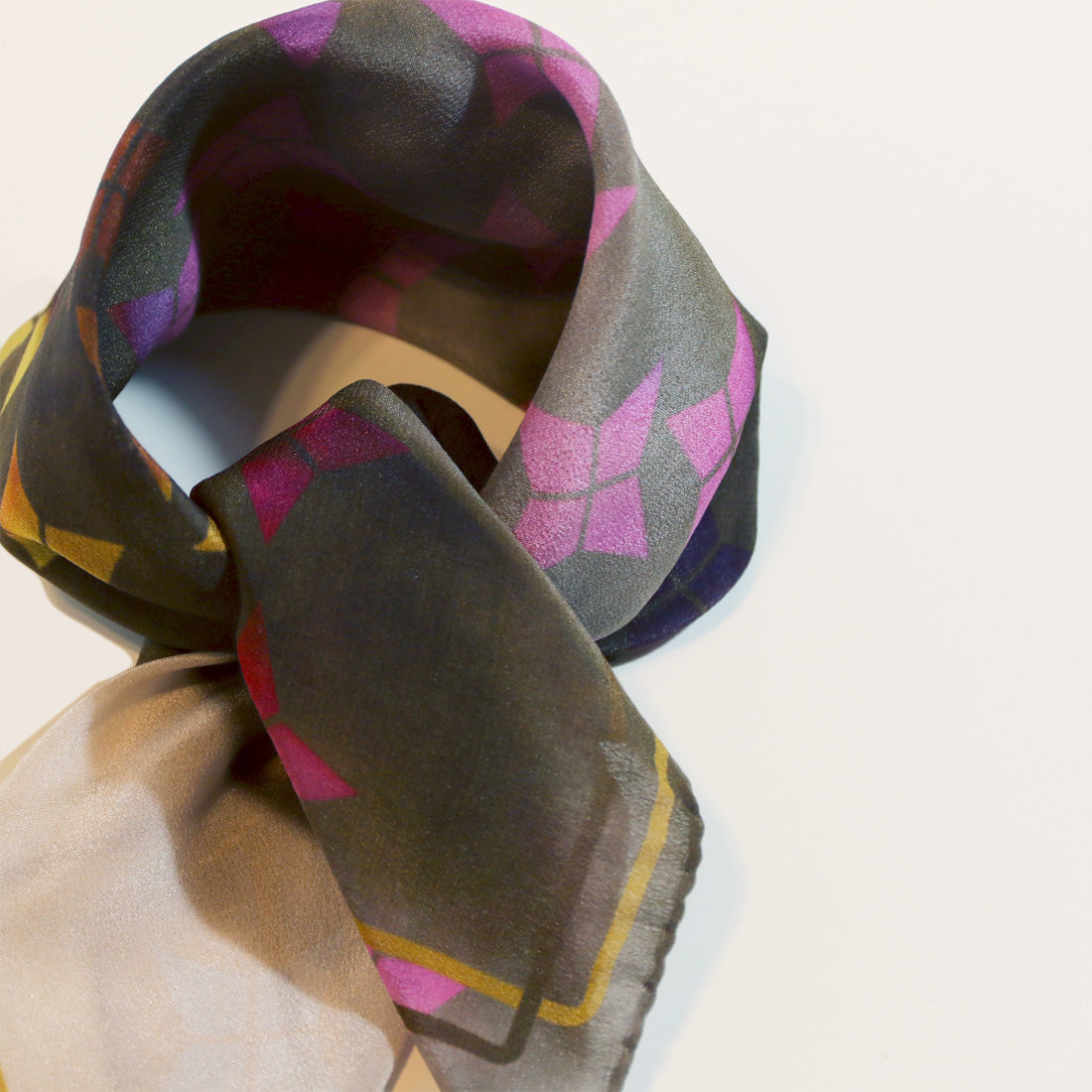 Foulard soie avec imprimé multicolore; Silk scarf with delicate and stylish print.