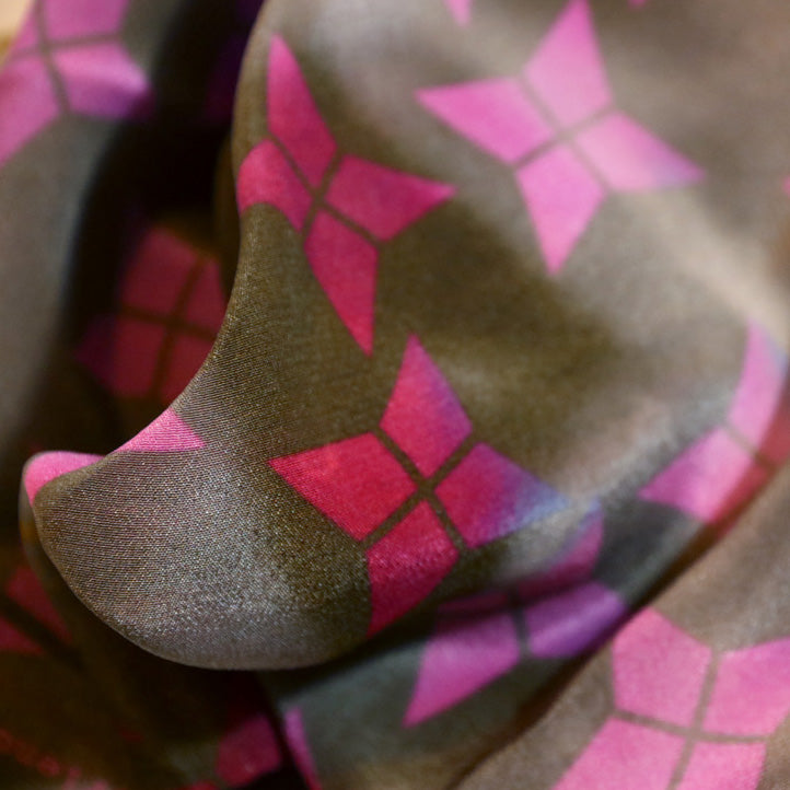 Très bonne qualité du crêpe de chine; Close-up fine quality of the silk.