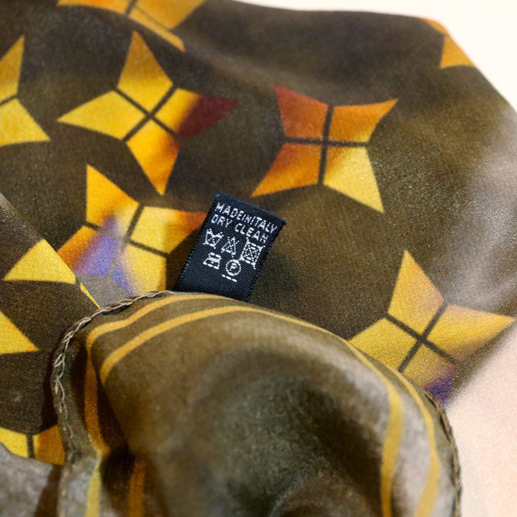 Imprimé unique en soie; Unique print in fine silk. Silk scarf Made in Italy.