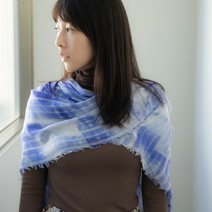 藍色白色印花法式絲巾披肩造型