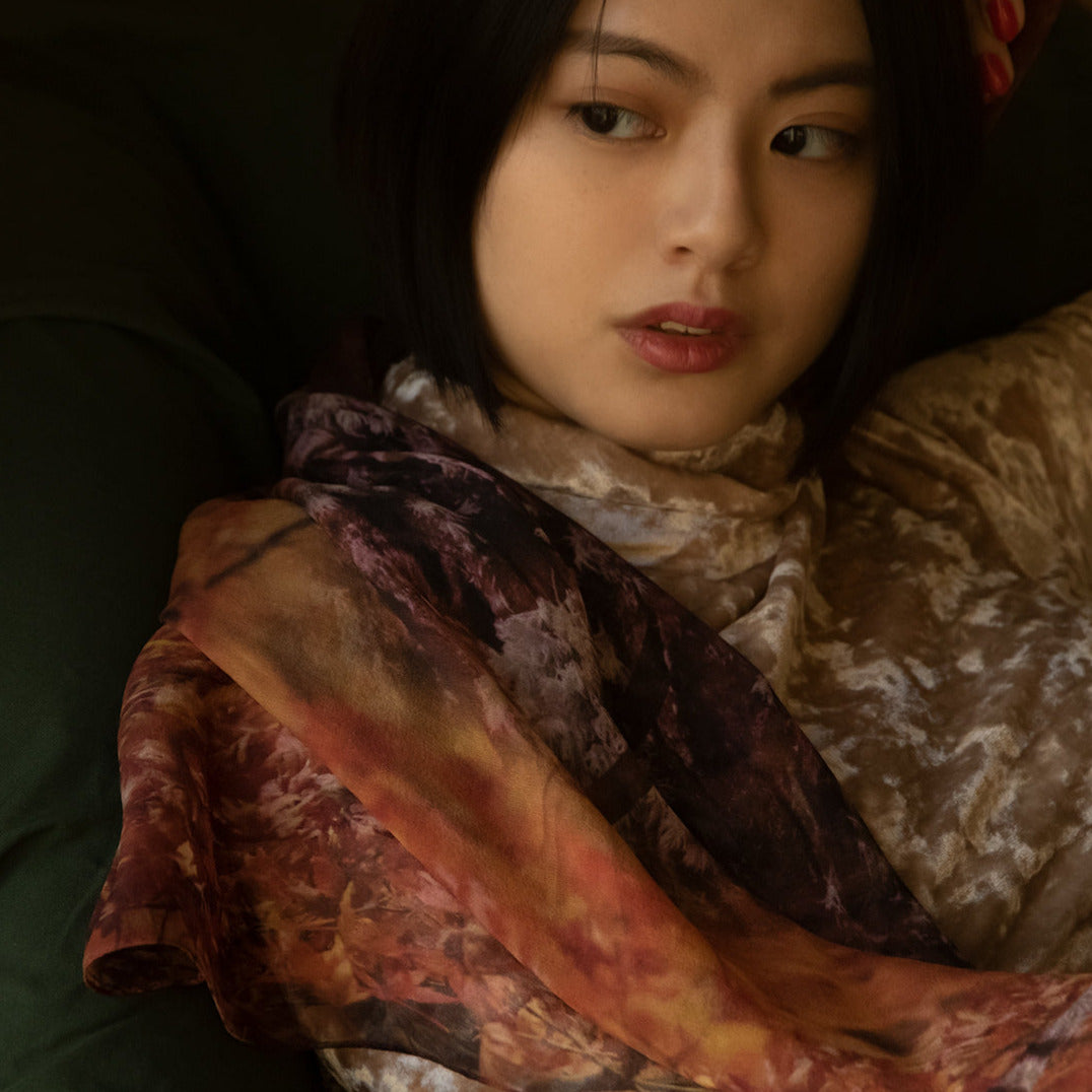 女孩戴法式絲巾作為披肩