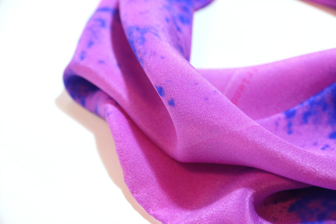 Fuchsia gift silk scarf for women; buy online paris taipei tokyo. スカーフ 通販 女性 プレゼント. 桃紅色精品絲巾 from a friend of mine