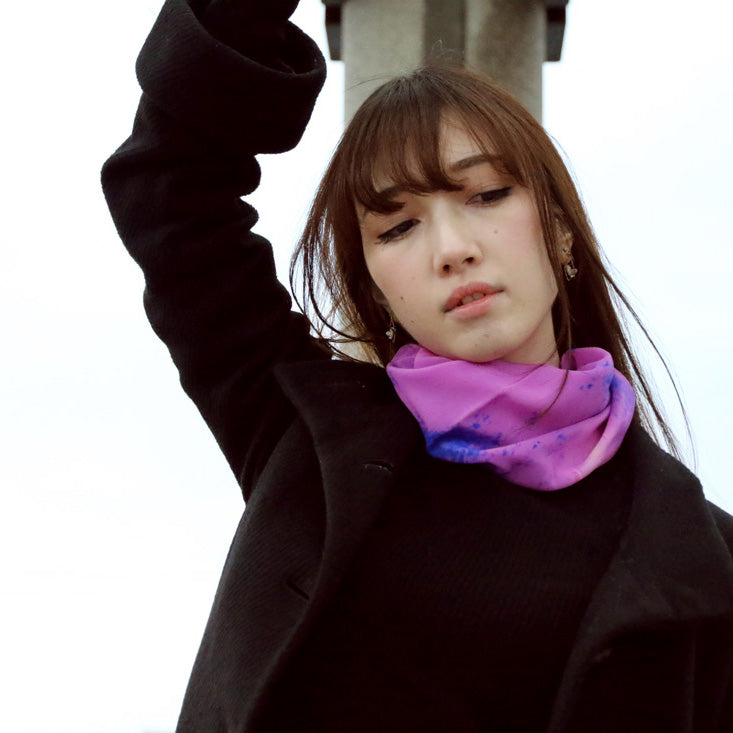 Fuchsia gift silk scarf for women from a friend of mine; buy online paris taipei tokyo. スカーフ 通販 女性 プレゼント. 桃紅色精品絲巾.