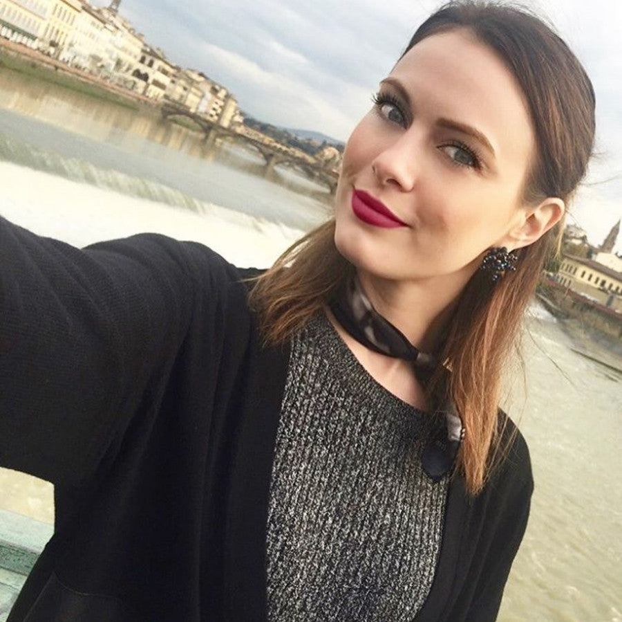 Shop Luxury Fashion Scarf Style Paris, Taipei & Tokyo. Stylish neck scarf styles for women! Go for Isetan & Le Bon Marché! Carré soie haut de gamme.