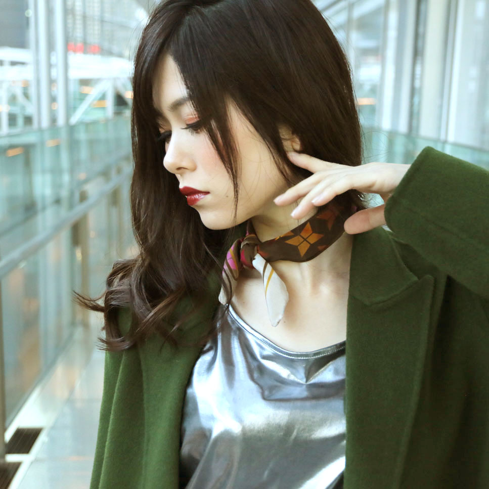 Foulard soie sobre et tendance; Scarf style low-key elegance from a friend of mine.