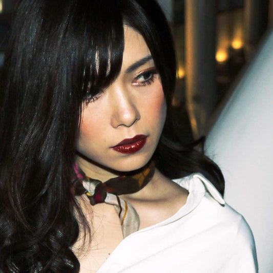 Foulard soie sobre et tendance; Scarf style low-key elegance from a friend of mine.